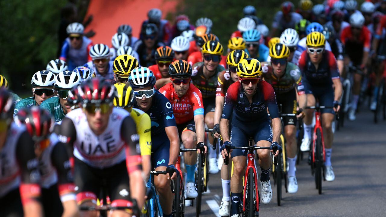 El pelotón durante la etapa 7 del Tour de Francia 2022