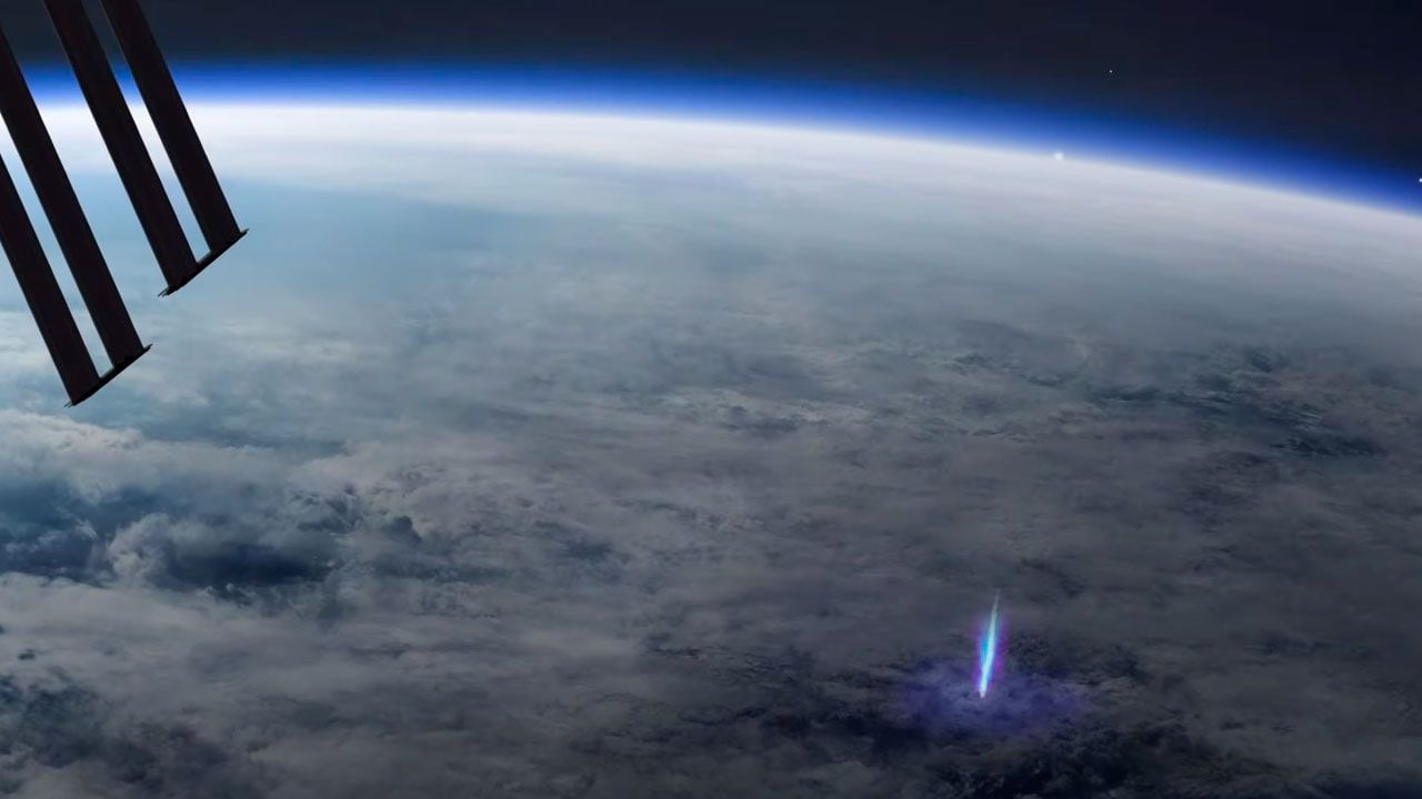 La Tierra vista desde la Estación Espacial Internacional en el momento en que aparece un rayo azul.