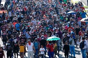 Una carabana de migrantes se dirige al norte al salir de Tapachula, México, sábado, 4 de septiembre de 2021. Foto de AP / Marco Ugarte