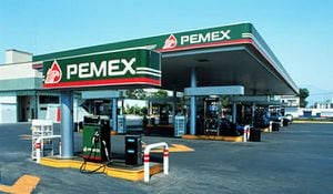 La empresa de petróleos mexicanos está sondeando potenciales alianzas con 80 empresas internacionales para labores de exploración y producción.