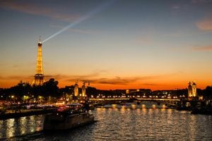 París La ciudad luz El sol se pone el 9 de octubre sobreel río Sena y la Torre Eiffel en París.  Ludovic Marin / AFP