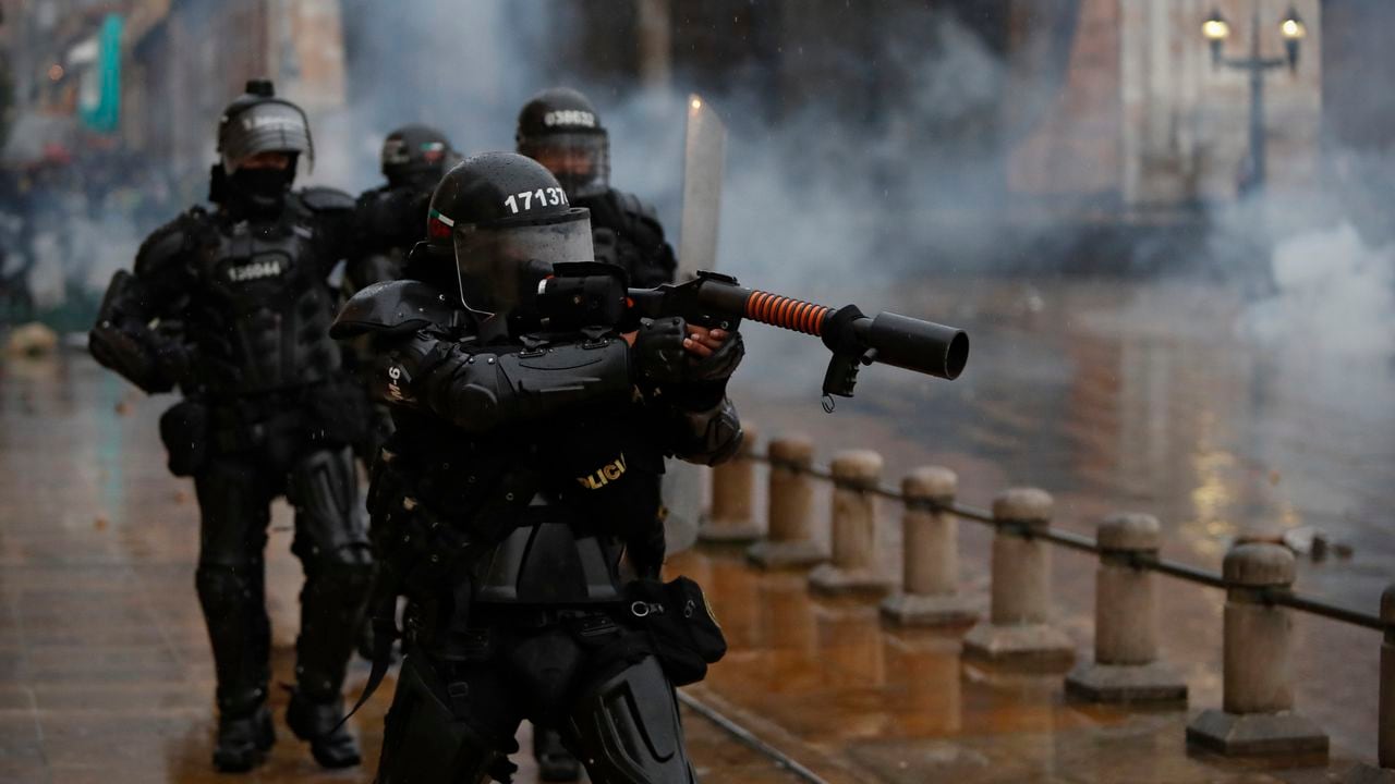 Paro Nacional en contra de la Reforma Tributaria
enfrentamiento entre Policia Esmad gases aturdidoras
Bogota abril 29 del 2021
Foto Guillermo Torres Reina / Semana