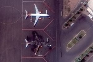 La imagen satelital muestra un avión ucraniano destruido en el Aeropuerto Internacional de Jartum en Jartum, Sudán, el 17 de abril de 2023, en esta imagen del folleto. 