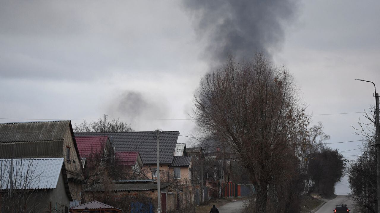 Imagen captada el 24 de febrero de 2022. Un residente local camina por una calle de Hostomel, en el noroccidente de Kiev (Ucrania), luego de un ataque ruso.