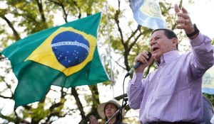 “Hago fila con nuestro Presidente Jair Bolsonaro, agradeciendo a los más de 58 millones de patriotas que creyeron en el proyecto democrático de Dios, Patria, Familia y Libertad! En 2023 seré una de las voces de nuestra derecha en el Senado Federal” dijo el Vicepresidente de Brasil