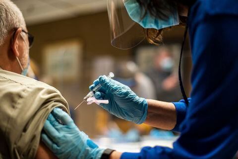 Empleados reciben la vacuna contra el coronavirus en Wilkesboro, Carolina del Norte. (Melissa Melvin/AP)