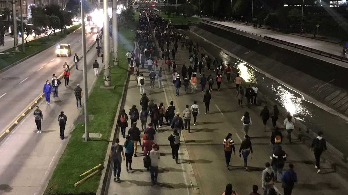 Usuarios de TransMilenio en la NQS tuvieron que bajarse de los articulados y caminar hacia sus lugares de destino.
