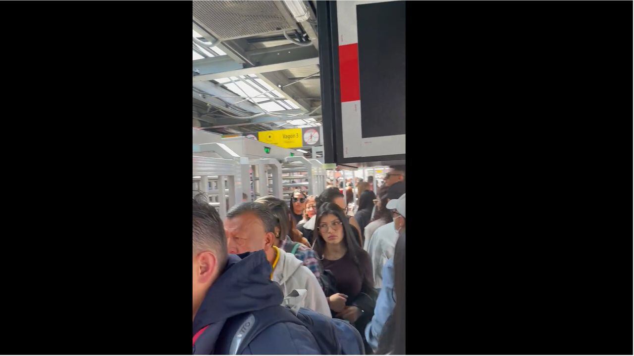 En un esfuerzo por combatir la evasión de pasajes en el sistema de transporte público de Bogotá, se han introducido nuevos torniquetes de piso a techo en los autobuses del SITP.