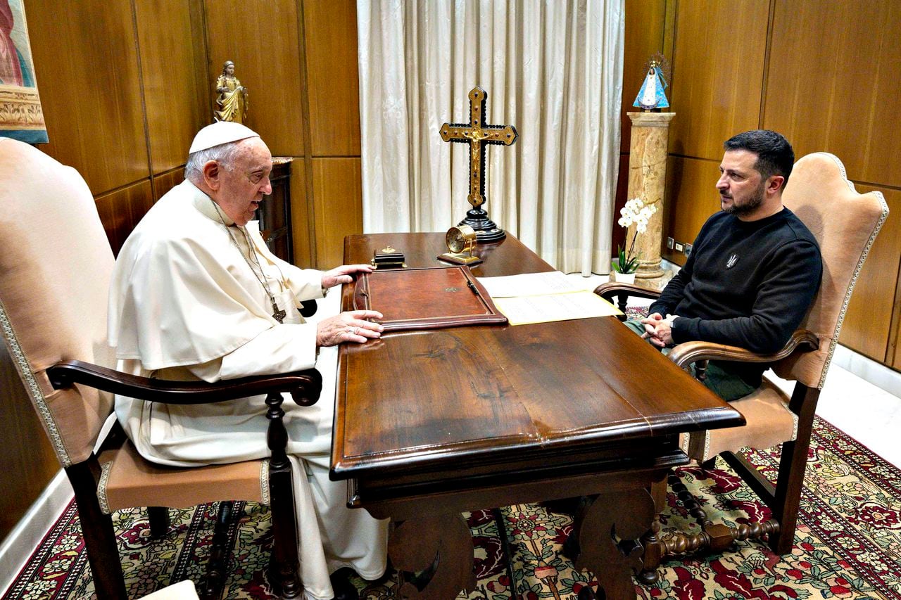 El Papa Francisco se reúne con el presidente ucraniano Volodymyr Zelensky en el Estudio del Salón Pablo VI el 13 de mayo de 2023 en la Ciudad del Vaticano, Vaticano.