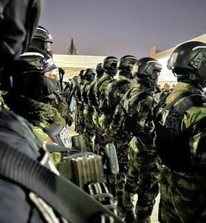 Uniformados del Ejército Nacional salieron desde hoy a las calles