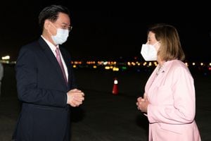 Nancy Pelosi junto al ministro de Relaciones Exteriores de Taiwán,  Joseph Wu.