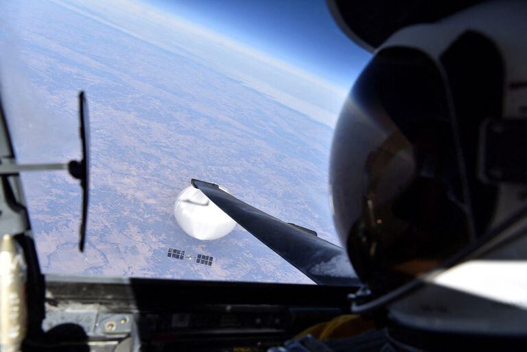 Un piloto U-2 de la Fuerza Aérea de EE. UU. mira hacia abajo al presunto globo de vigilancia chino mientras se cierne sobre el centro de los Estados Unidos continentales el 3 de febrero de 2023 antes de ser derribado por la Fuerza Aérea frente a la costa de Carolina del Sur, en esta foto publicada. por la Fuerza Aérea de EE. UU.