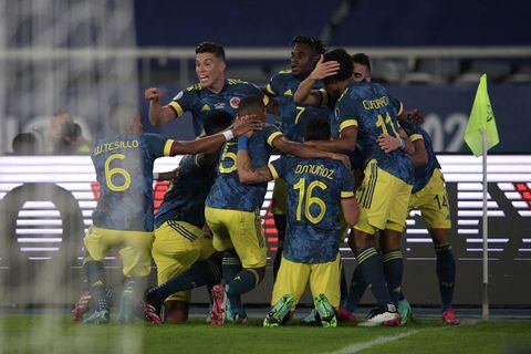 Colombia's Luis Diaz (R unseen) celebrates with teammates after scoring against Brazil during the Conmebol Copa America 2021 football tournament group phase match, at the Nilton Santos Stadium in Rio de Janeiro, Brazil, on June 23, 2021. (Photo by CARL DE SOUZA / AFP)