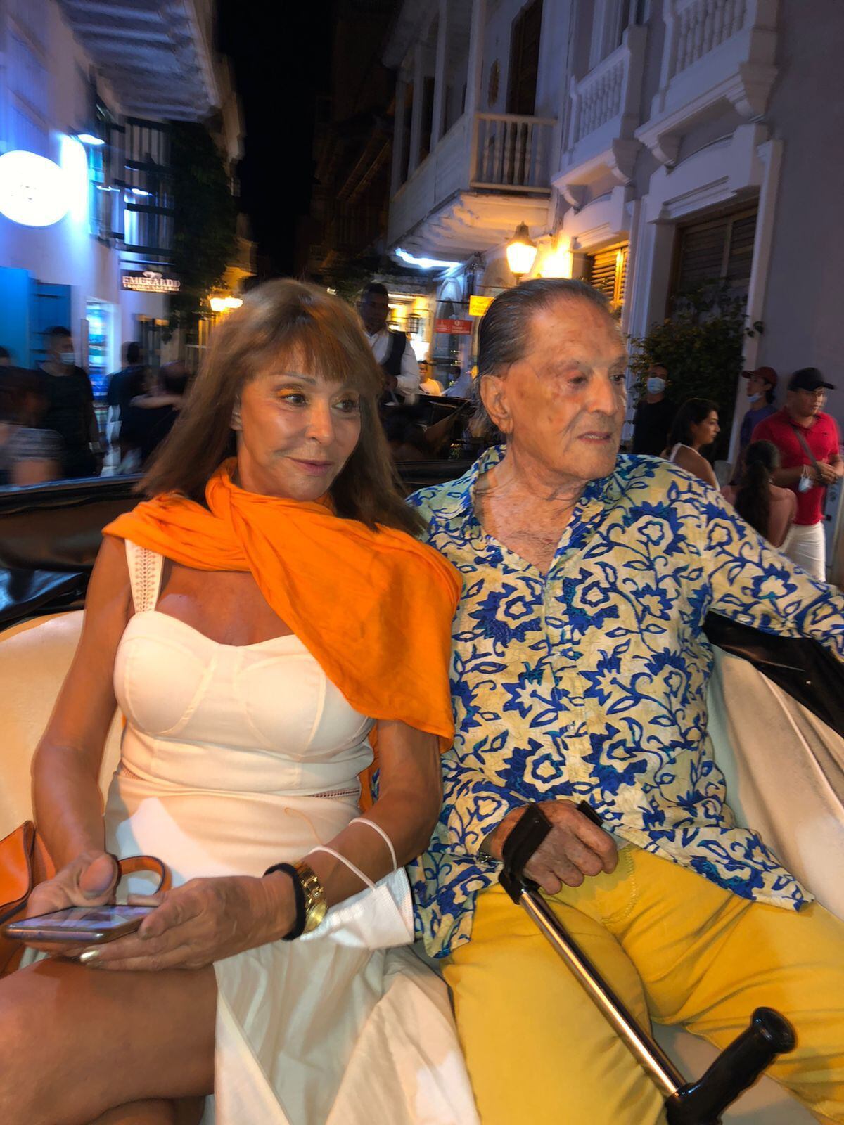Jaime Ostos y su esposa María Ángeles paseando en coche por la ciudad amurallada en Cartagena