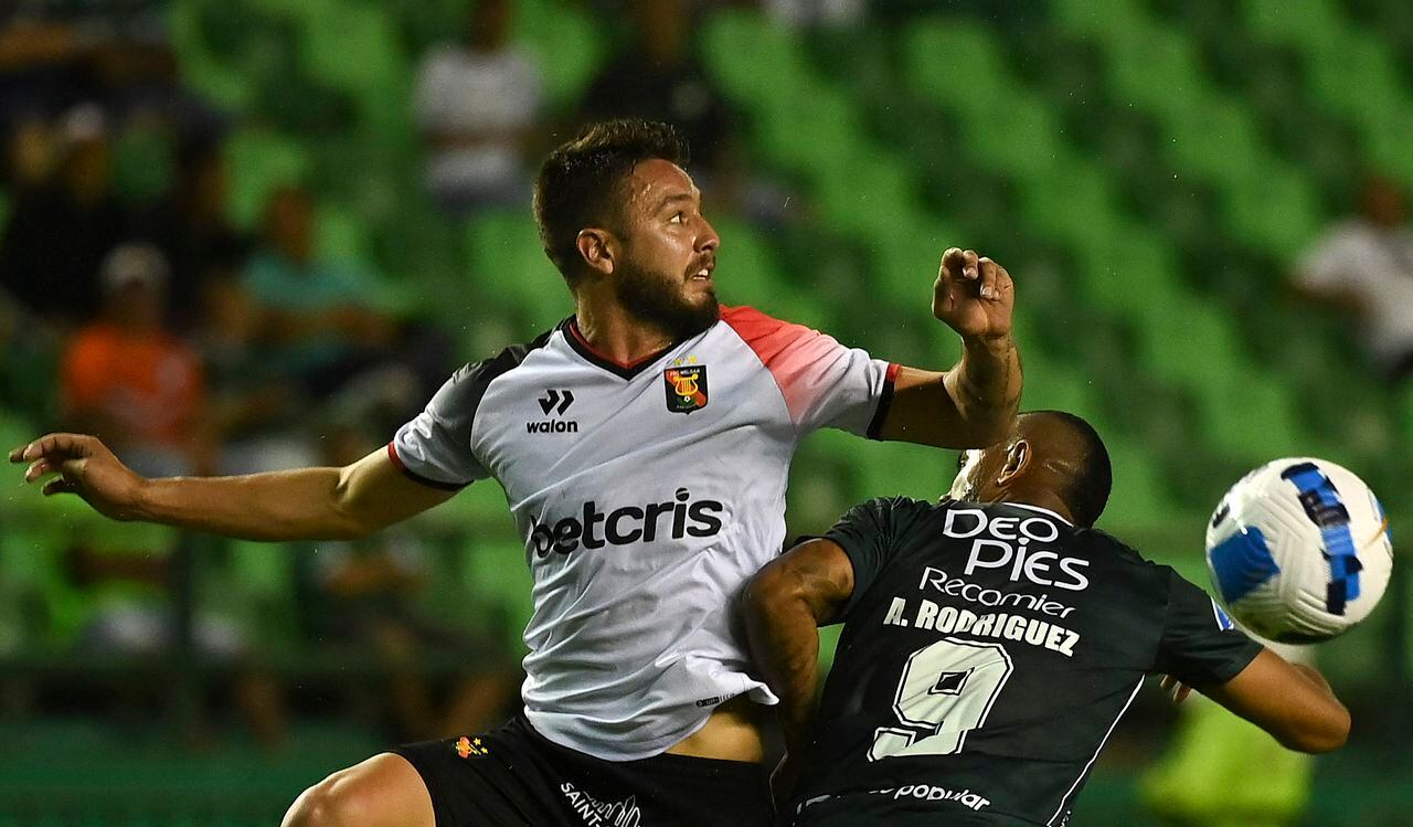 Peru's Melgar Alec Deneumostier (L) and Colombia's Deportivo Cali Angelo Rodriguez vie for the ball during their Copa Sudamericana football tournament round of sixteen first leg match, at the Deportivo Cali stadium in Cali, Colombia, on June 29, 2022. (Photo by Juan BARRETO / AFP)