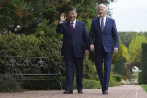 El presidente estadounidense Joe Biden y su homólogo chino Xi Jinping caminan en los jardines de la finca Filoli, el miércoles 15 de noviembre de 2023, en Woodside, California. (Doug Mills/The New York Times vía AP, foto compartida)