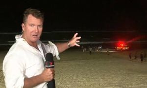 Periodista se despoja de micrófono y se convierte en super héroe en Australia para rescatar a niño arrastrado por el mar.