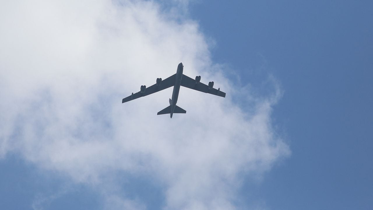 Un avión B-52 Stratofortress de la Fuerza Aérea de EE. UU. sobrevuela la capital de Albania, Tirana - Dos bombarderos B-52 de EE. UU., actualmente estacionados en la Base de la Fuerza Aérea de Fairford en el Reino Unido, están realizando vuelos de bajo vuelo sobre el sureste de Europa para demostrar el compromiso de EE. UU. con la seguridad de los aliados de la OTAN ubicados en el sureste de Europa, según un comunicado de prensa. Los bombarderos sobrevolarán el edificio del gobierno en Skopje, la plaza Skanderbeg en Tirana, la costa de Montenegro y Dubrovnik. (Foto de Gent SHKULLAKU / AFP) /  La mención errónea que aparece en los metadatos de esta foto de Gent SHKULLAKU ha sido modificada en los sistemas de AFP de la siguiente manera: [Un avión B-52 Stratofortress de la Fuerza Aérea de los EE. Tirana, capital] en lugar de [Un bombardero B-52 de la Fuerza Aérea de EE. UU. sobrevuela Skopje, el 22 de agosto de 2022]. Elimine inmediatamente las menciones erróneas de todos sus servicios en línea y elimínelos de sus servidores. Si ha sido autorizado por AFP para distribuirlo(s) a terceros, asegúrese de que las mismas acciones sean realizadas por ellos. El incumplimiento puntual de estas instrucciones implicará responsabilidad de su parte por cualquier uso continuado o posterior a la notificación. Por lo tanto, le agradecemos mucho toda su atención y pronta acción. Lamentamos las molestias que esta notificación pueda causar y quedamos a su disposición para cualquier información adicional que necesite.