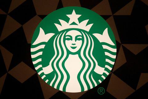 El logotipo de Starbucks se muestra en la puerta del servicio de entrega Green Apron en el Empire State Building en el distrito de Manhattan de Nueva York, EE. UU.