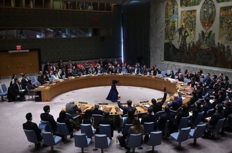 La embajadora de Estados Unidos ante las Naciones Unidas, Linda Thomas-Greenfield, vota con veto una resolución del Consejo de Seguridad de las Naciones Unidas para exigir un alto el fuego humanitario inmediato en Gaza, en medio del actual conflicto entre Israel y Hamás, en la sede de las Naciones Unidas en Nueva York, Estados Unidos, el 20 de febrero. 2024