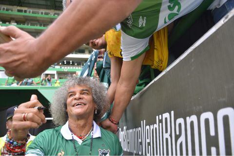 Carlos Valderrama firmó autógrafos en el estadio del Deportivo Cali, antes del partido de los azucareros frente a Envigado.