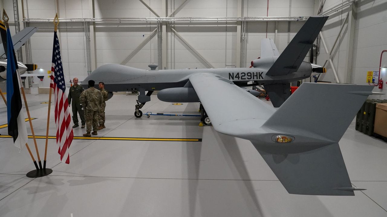 Un dron MQ-9 Reaper de la Fuerza Aérea de EE. UU. en una percha en la base aérea de Amari, Estonia, el 1 de julio de 2020. Aviones no tripulados de EE. UU. están desplegados en Estonia para apoyar las misiones de recopilación de inteligencia de la OTAN en el Báltico.
