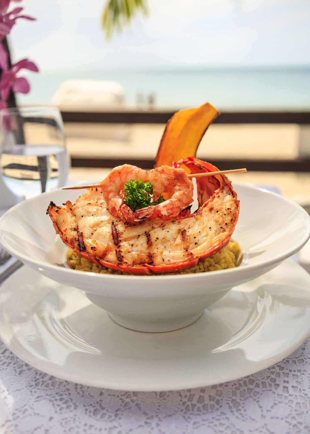 Plato gourmet y delicioso de mariscos con langosta y camarones junto a la playa
