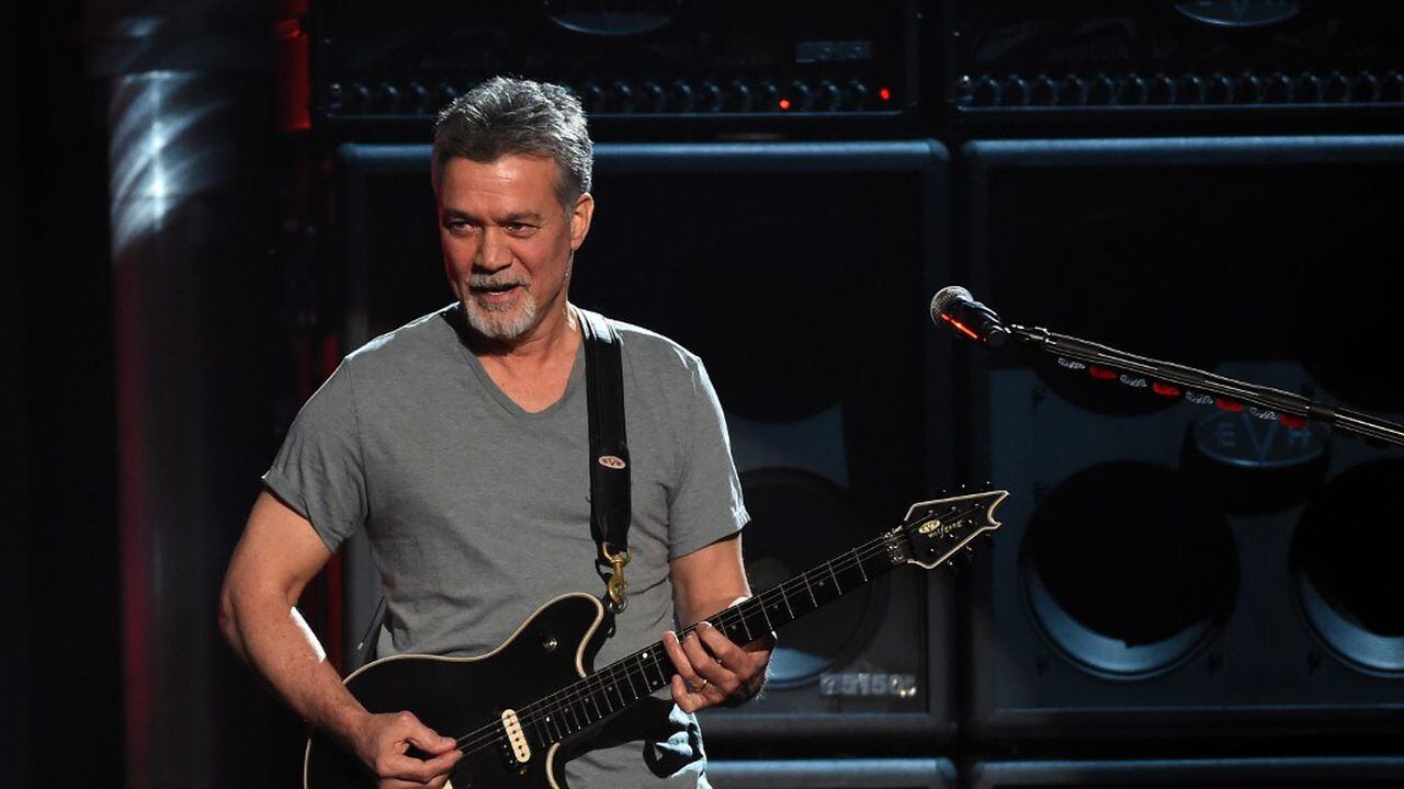 Eddie Van Halen en los 2015 Billboard Music Awards en el MGM Grand Garden Arena de Las Vegas. El icónico guitarrista murió hoy octubre 6 de 2020. Foto: Ethan Miller / GETTY IMAGES NORTH AMERICA / AFP)
