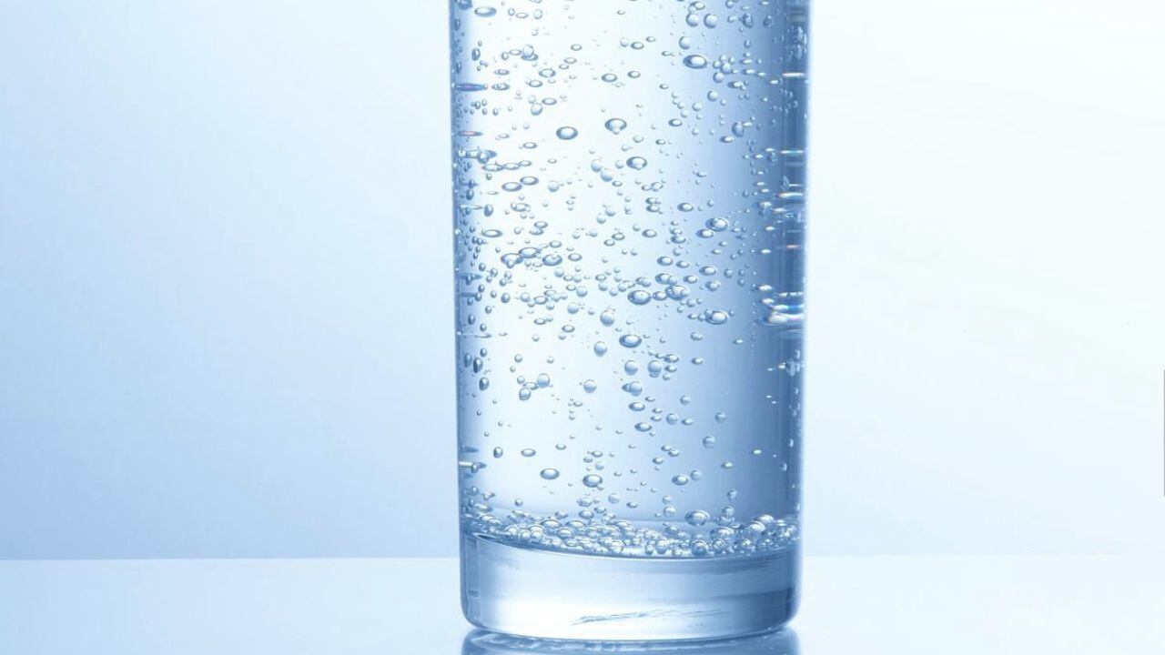 Qué le pasa al cuerpo si se toma agua con gas todos los días?