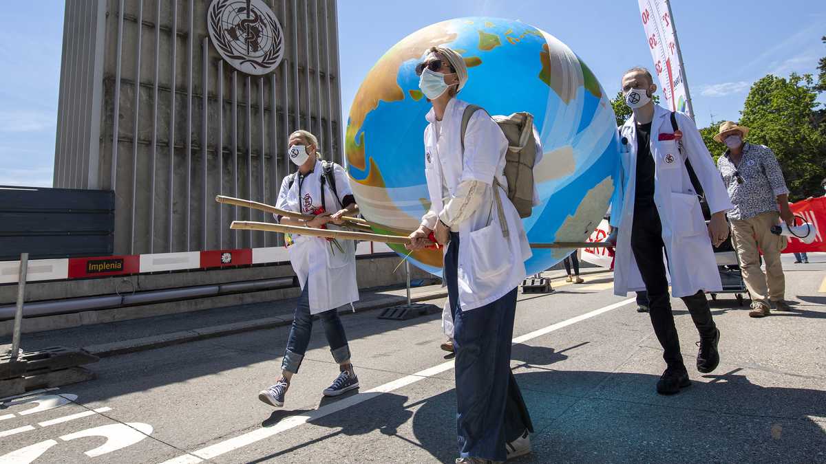 Cientos de salud Los trabajadores marcharon hacia la OMS exigiendo que las autoridades de todos los países reconozcan y actúen para contrarrestar los riesgos para la salud del cambio climático. (Martial Trezzini / Keystone vía AP)