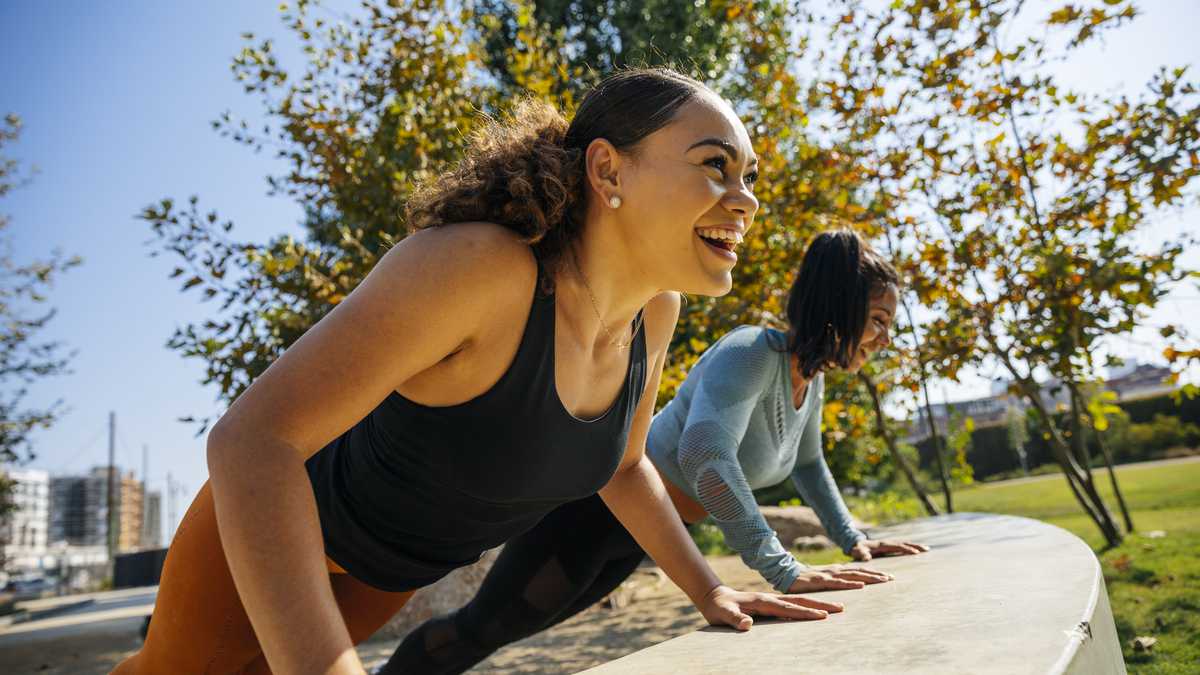 Mantener un estilo de vida saludable implica escoger adecuadamente la alimentación y realizar actividad física moderada.