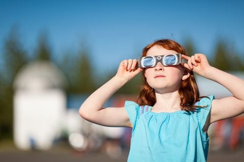Recomendaciones para disfrutar el eclipse solar con los niños.