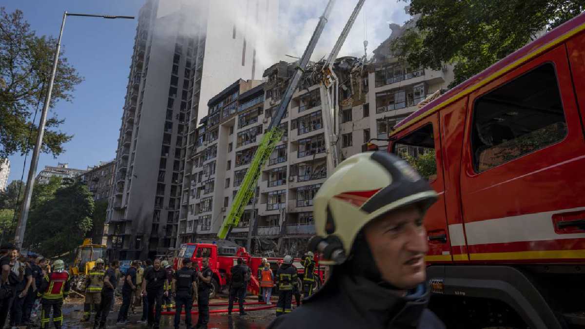 Varias explosiones remecieron el oeste de la capital de Ucrania el domingo por la mañana, según el alcalde de Kiev, Vitali Klitschko. Foto: AP /Nariman El-Mofty.