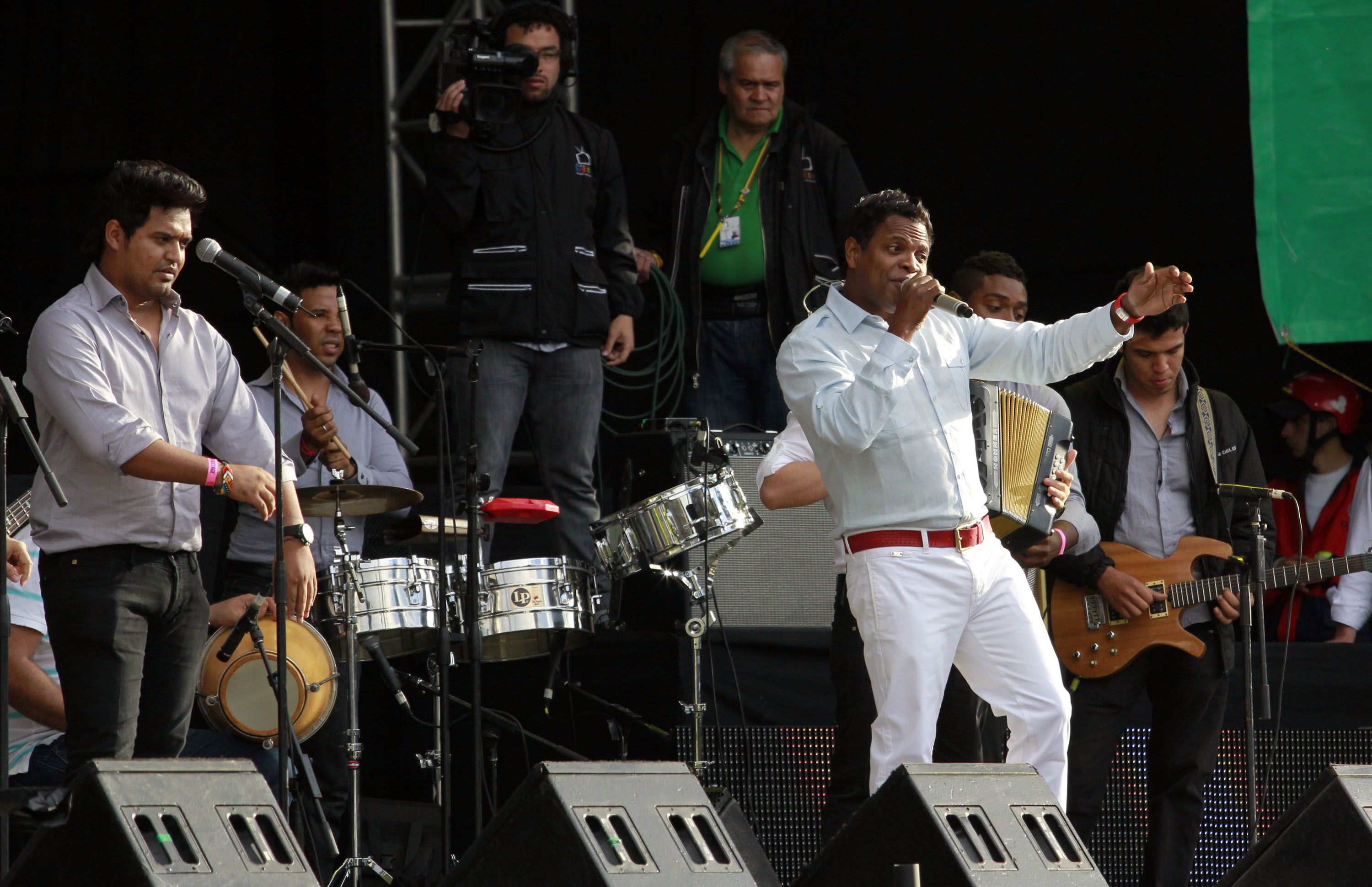 Omar Geles, el artista más completo del vallenato que se volvió exitoso en  Latinoamérica cantándole a su mamá - Semana