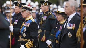 El rey Carlos III, la princesa Ana y el príncipe Andrés siguen un carro de armas que lleva el ataúd de la reina Isabel II durante su funeral en la Abadía de Westminster en el centro de Londres el lunes 19 de septiembre de 2022. 