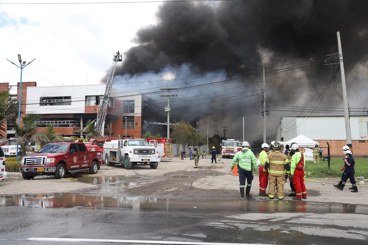 Incendio en bodega de colchones en la calle 80 - Puente de guaduas