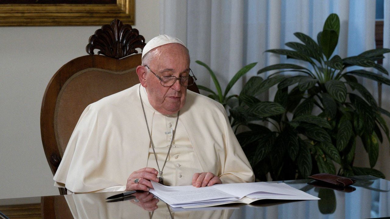 El Papa Francisco graba un mensaje en video que se transmitirá durante la inauguración del "Pabellón de la Fe" durante la COP28 en Dubai, en la Casa Santa Marta en el Vaticano en esta imagen publicada el 3 de diciembre de 2023.