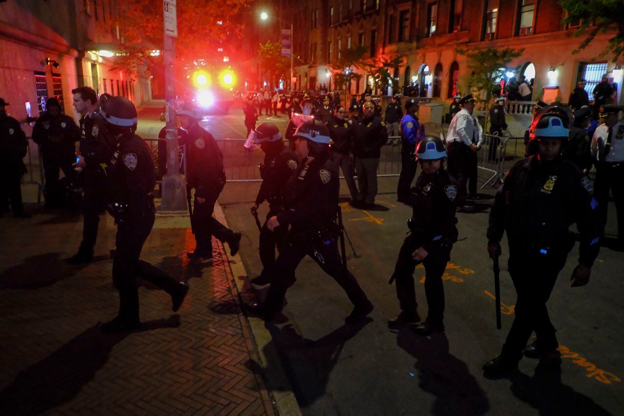 La policía desalojó la noche del martes a entre 30 y 40 personas del interior del edificio Hamilton Hall de la Universidad de Columbia, en Nueva York, después de que manifestantes propalestinos lo ocuparan a primera hora del día.