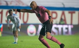 Néstor Pitana en el juego entre Nacional y Peñarol de Uruguay