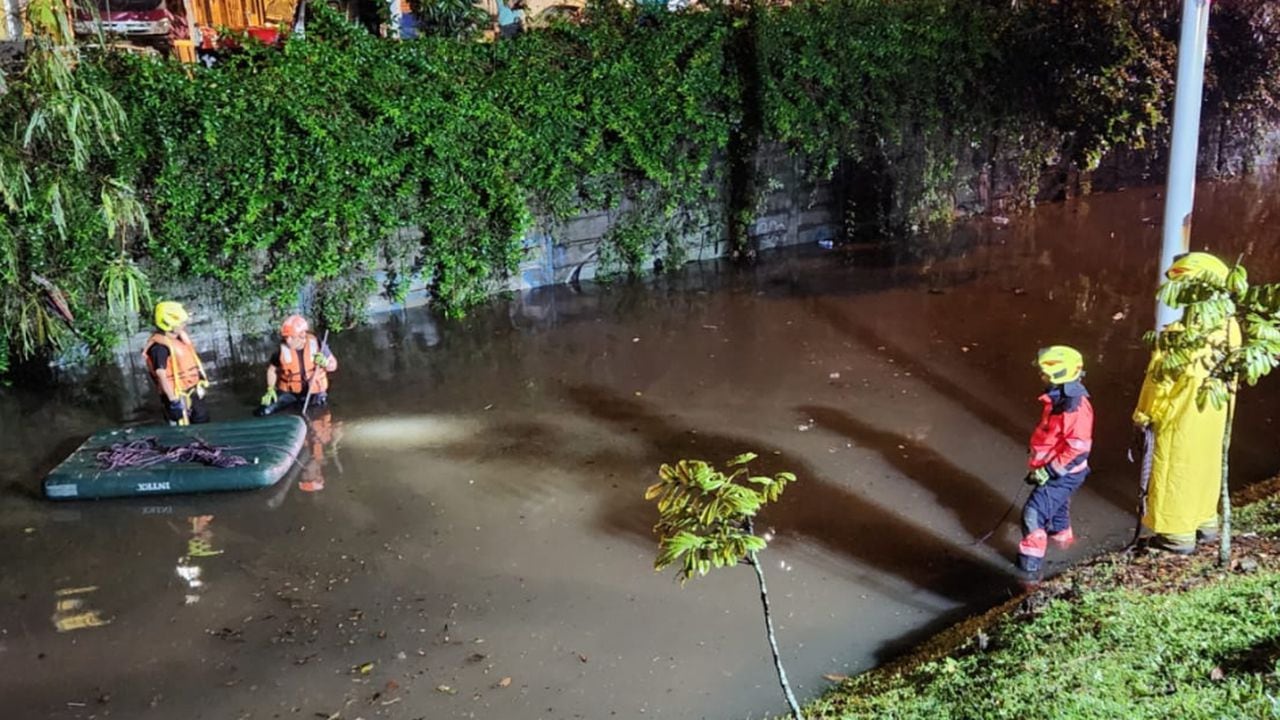 Carro quedó atrapado en una inundación y dejó muertos en Medellín.