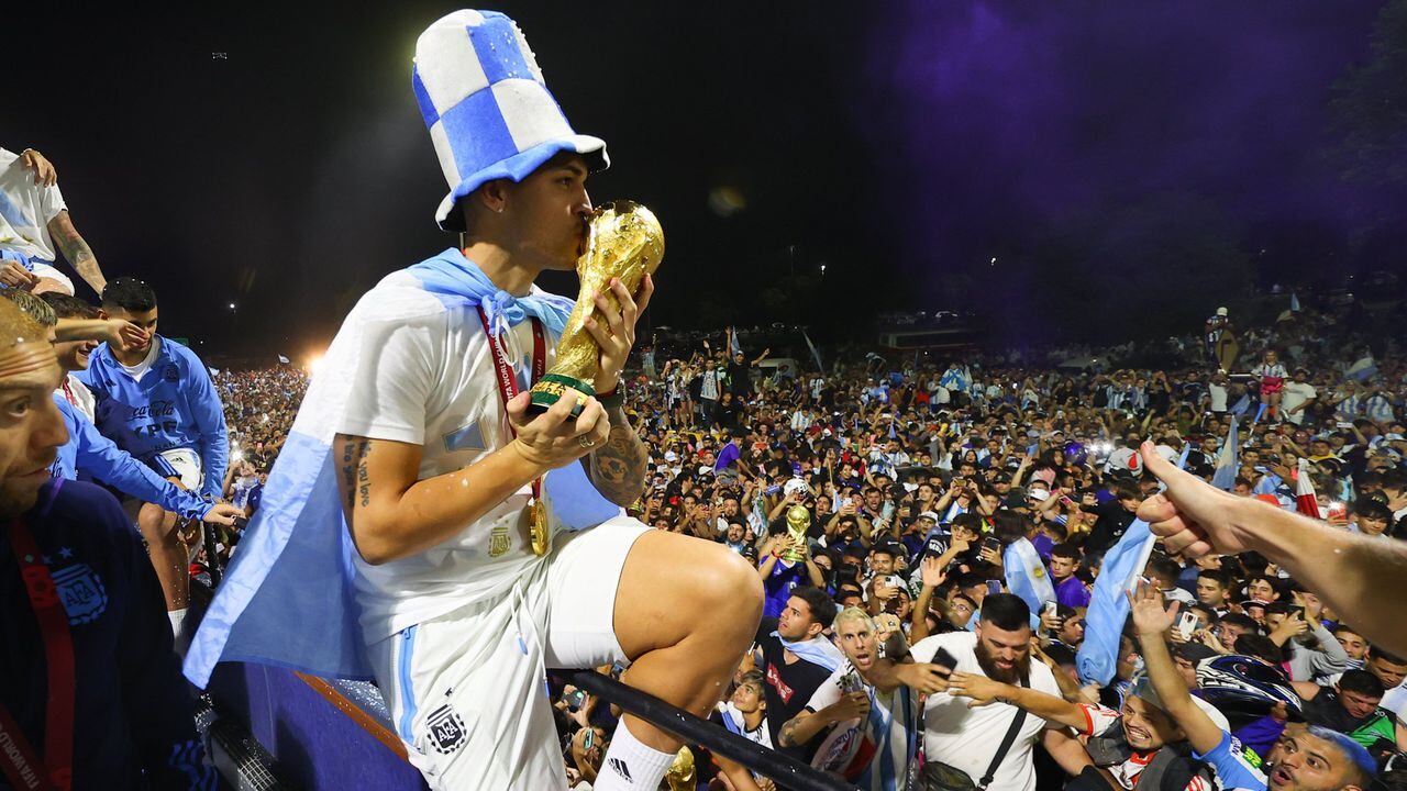 Lautaro Martínez besando la Copa Mundo frente a miles de hinchas argentinos.