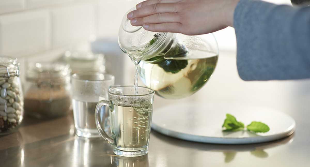 Naturalna herbata, która pomaga zmniejszyć zapalenie jelita grubego i zmniejszyć wzdęcia