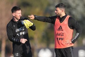 Lionel Messi y Sergio Agüero hablan durante una sesión de entrenamiento. (Photo by Gustavo Pagano/Getty Images)