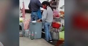 ¡Indignante! Graban a mujer sacando platos de la basura para reutilizarlos en puesto de comida