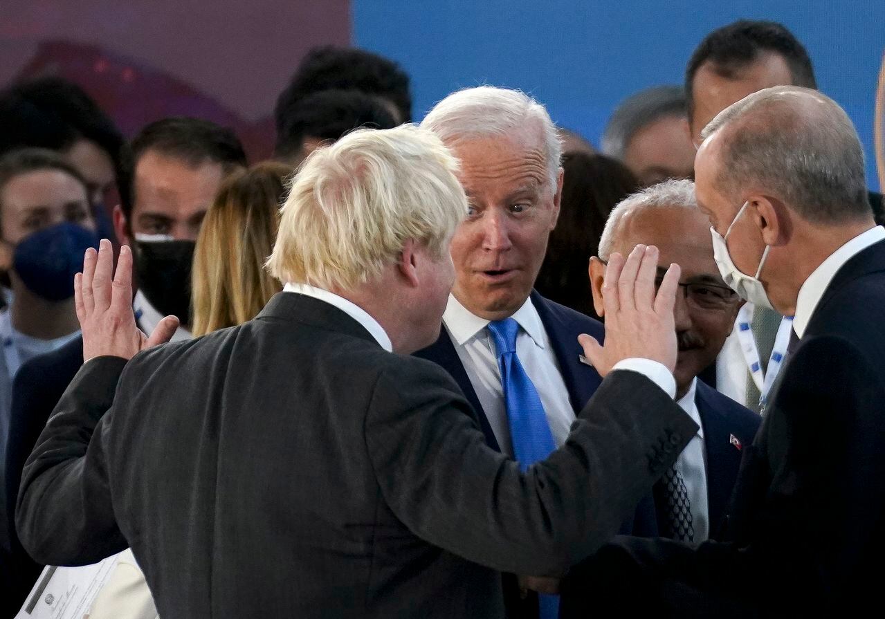 El presidente de Estados Unidos, Joe Biden, en el centro, y el primer ministro británico, Boris Johnson, a la izquierda, comparten unas palabras con el presidente de Turquía, Tayyip Erdogan, a la derecha, en el centro de conferencias La Nuvola para la cumbre del G20 en Roma, el sábado 30 de octubre de 2021. (Kevin Lamarque/Pool Photo via AP)