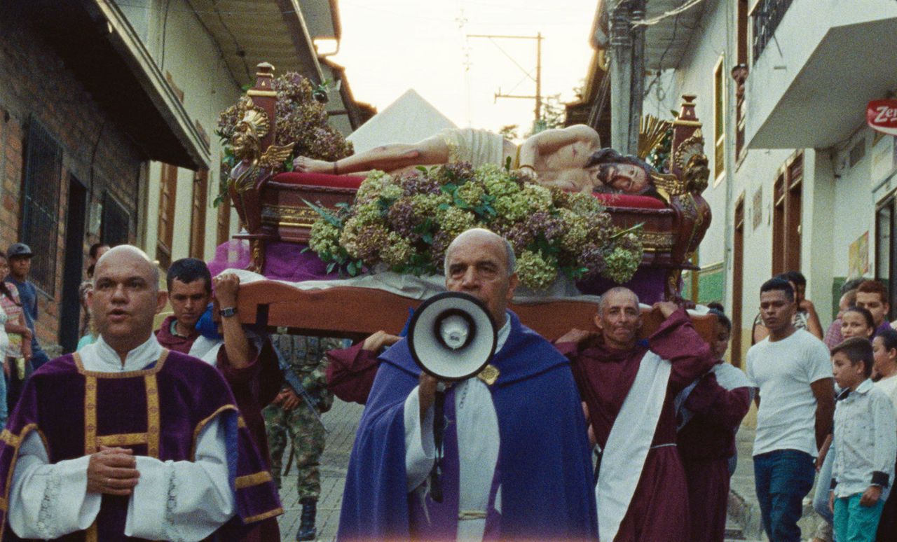 Imagen del corto "Entre tú y Milagros". Aparece la procesión.