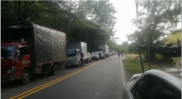 Congestión vehicular entre San Gil y Bucaramanga.