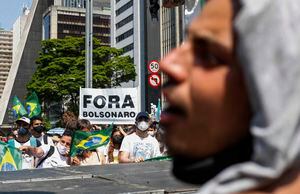 Los manifestantes sostienen un cartel en portugués que dice "Bolsonaro fuera", durante una protesta contra el presidente brasileño Jair Bolsonaro, en la Avenida Paulista, Sao Paulo, Brasil, el domingo, sept. 12 de diciembre de 2021. (AP Photo/Marcelo Chello)