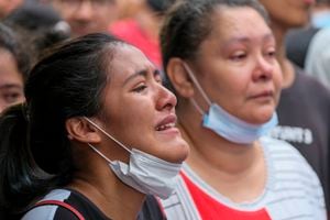 Familiares se reúnen afuera de la cárcel después de un incendio fatal en Tuluá, Colombia, el martes 28 de junio de 2022. (Foto AP/Juan Jose Horta)