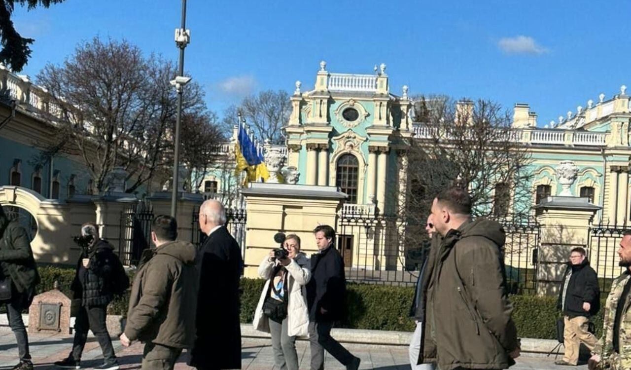 Biden y Zelenski caminando juntos, rodeados de un fuerte dispositivo de seguridad en las calles de Kiev